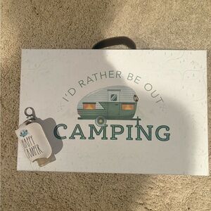 NWT- Ashland Grn/Wht “I’d Rather be Camping” Box w/Rae Dunn Happy Camper Extra